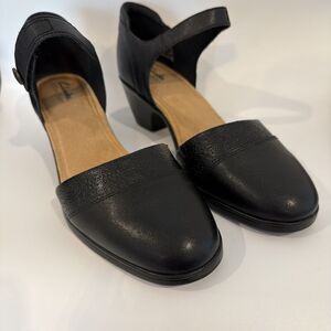 Clarks Womens Sz 9.5 US 41 EU Emily 2 Ketra Black Ankle Strap Heels 7730304 EUC